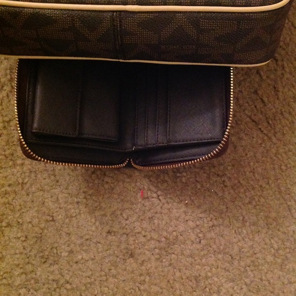 Michael Kors Crossbody bag with wallet - Picture 2 of 3